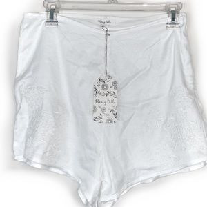 Trendy white embroidered shorts